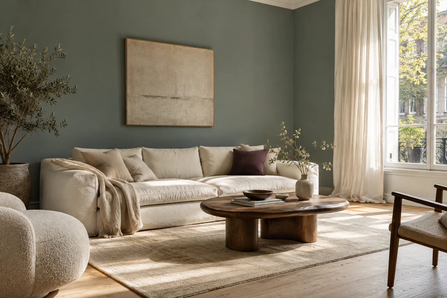 Ambiance d’inspiration : salon lumineux, mur vert sauge, canapé en lin et parquet naturel